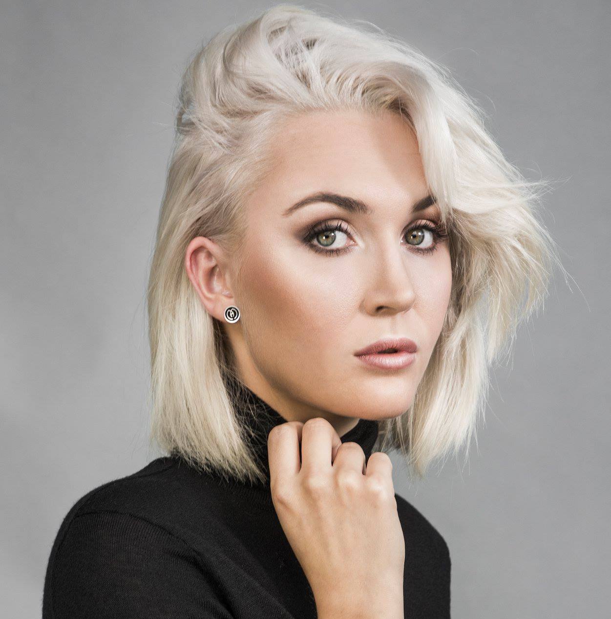 ung kvinna med ekologisk makeup från maria åkerberg