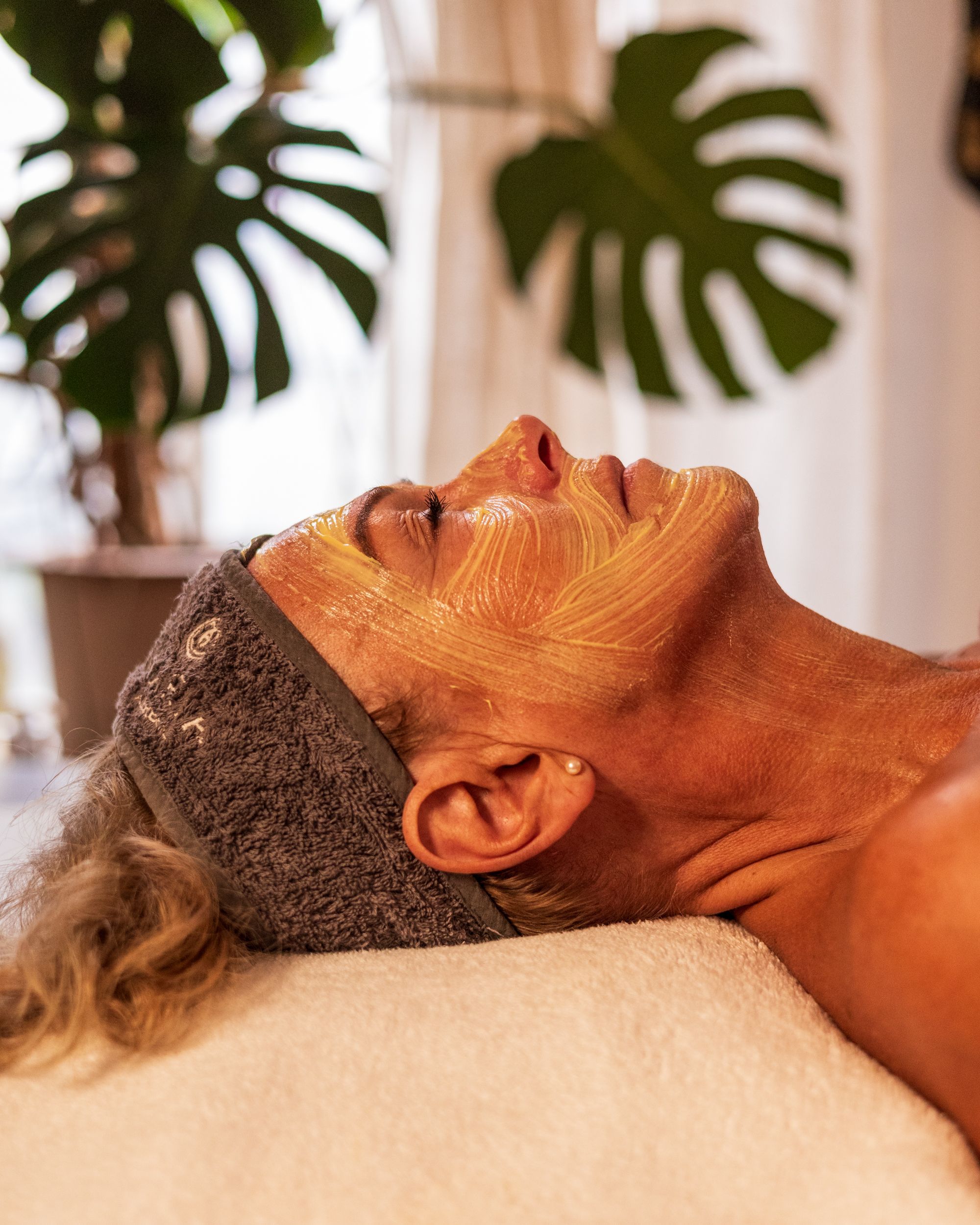 kvinna med mogen hy med ekologisk ansiktsmask från maria åkerberg